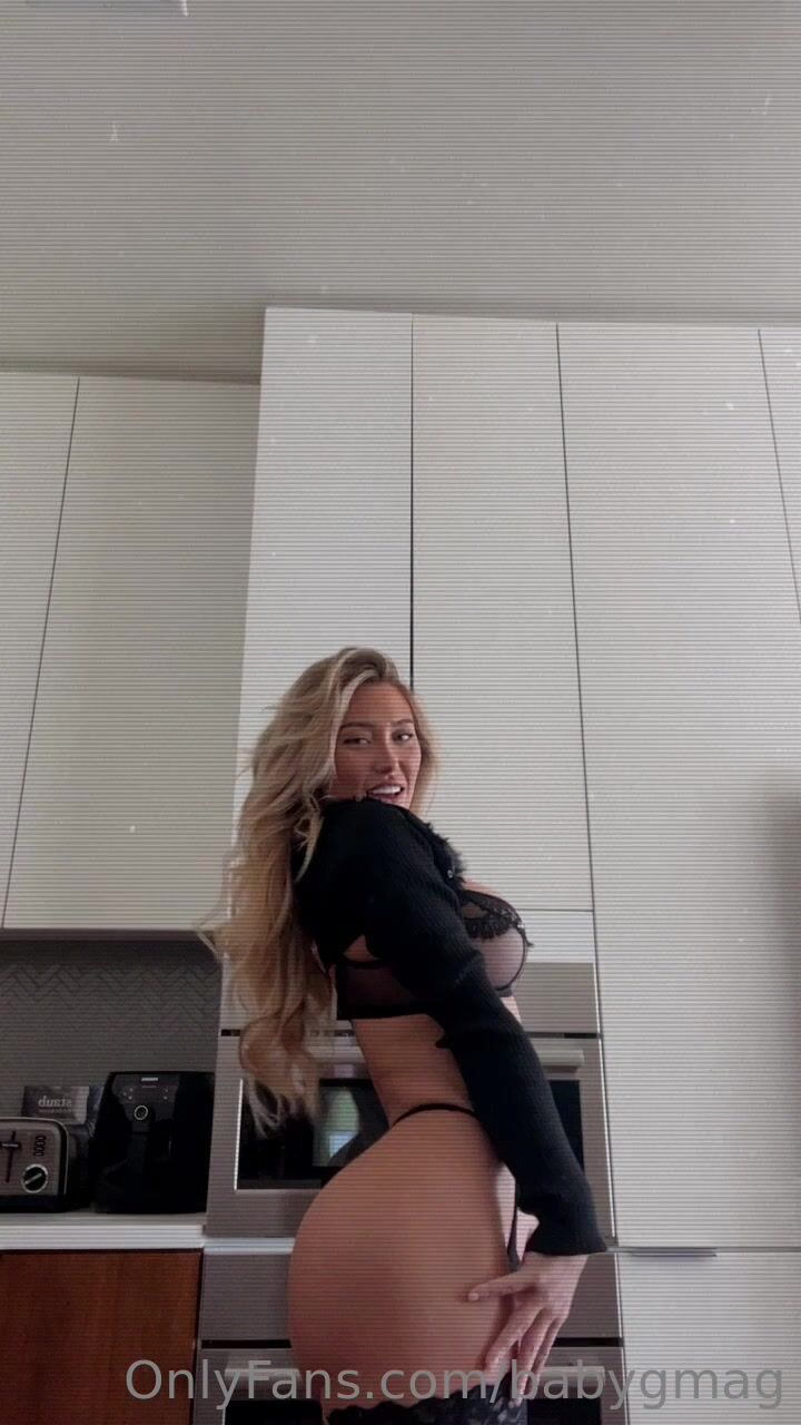 Stefanie Knight Ass with Thighhighs Leaked