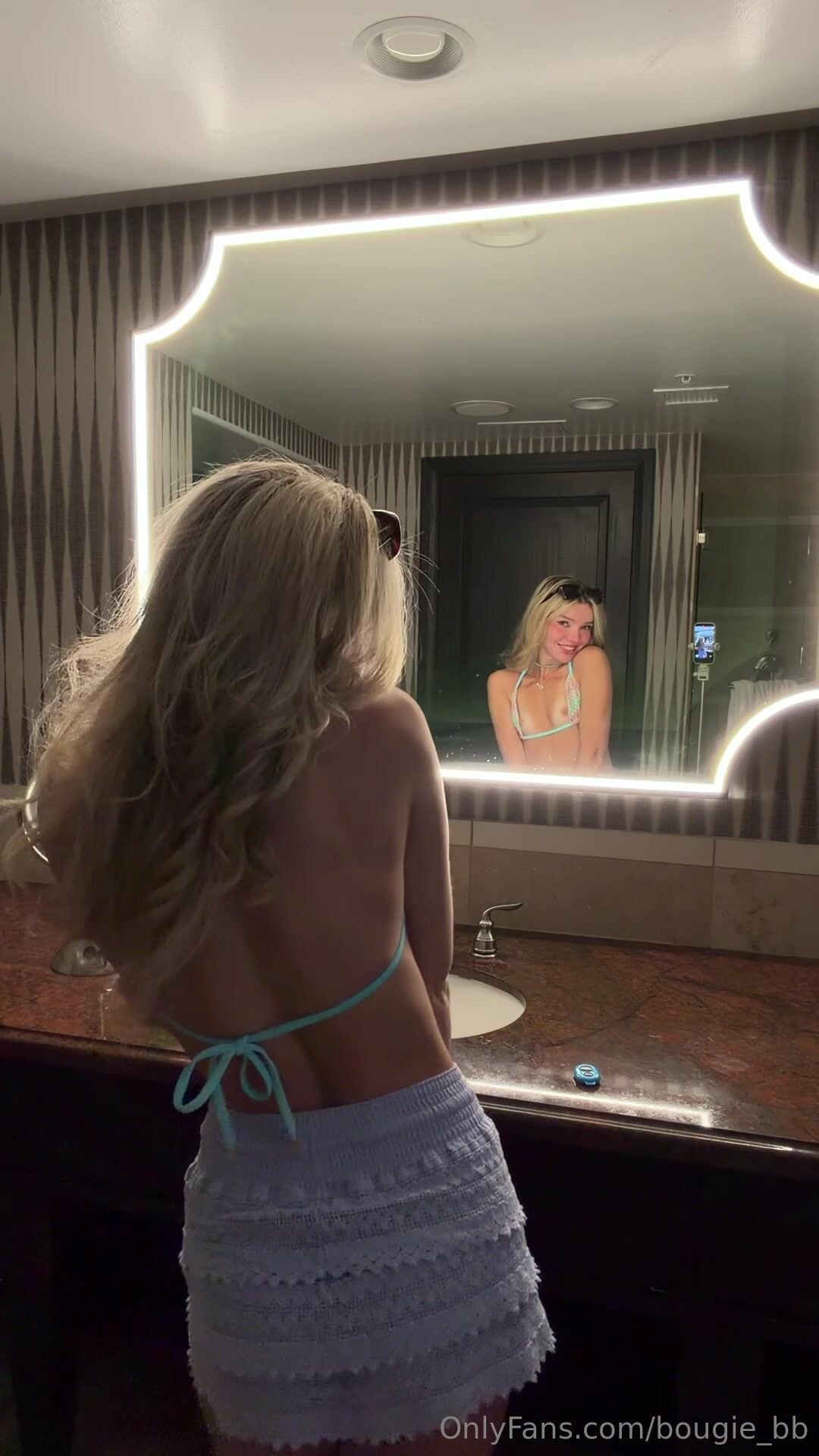 bougie_bb Bikini in the Bathroom Clip