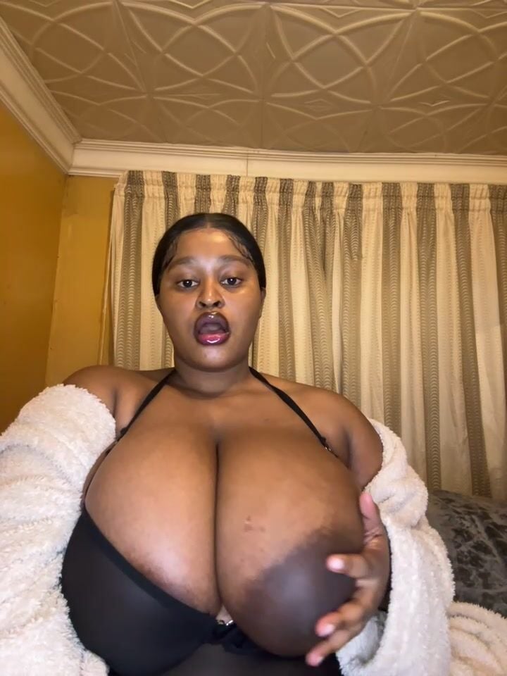 Bella Porsche Gigantic Tits Cleavage XXX