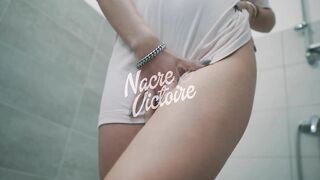 Nacre Victoire bottomless pussy