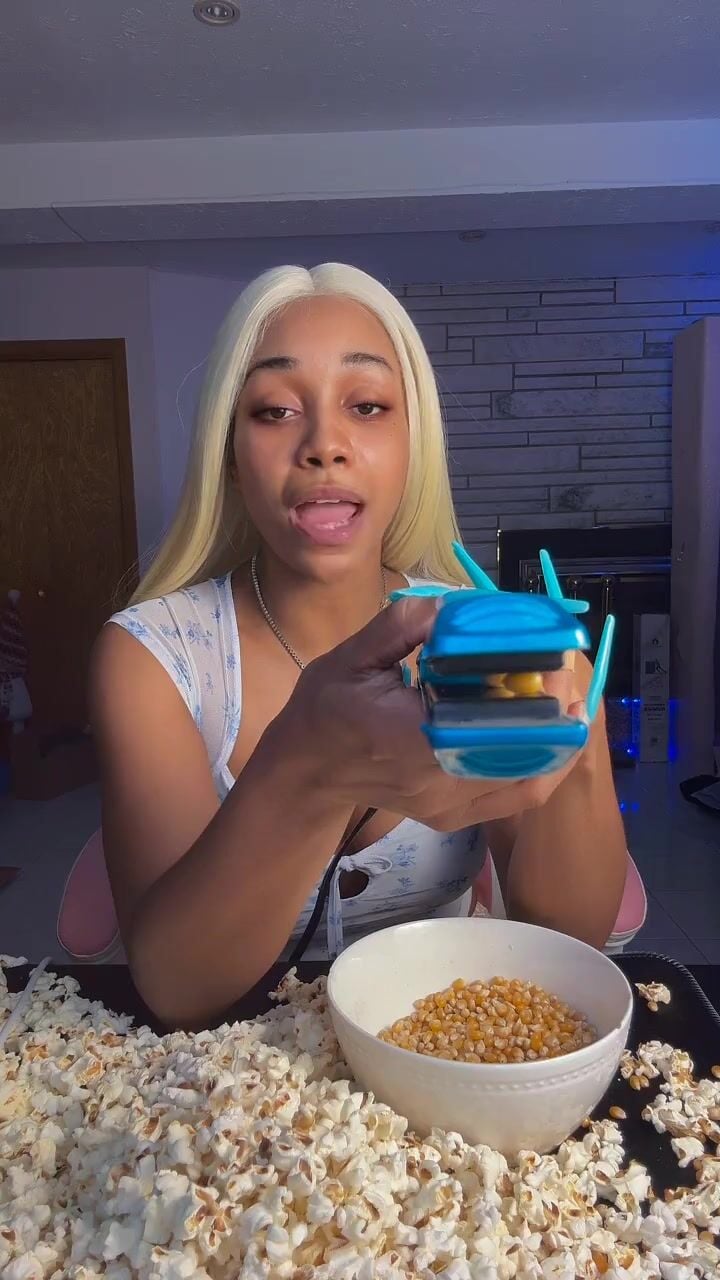 Pinkydoll Teasing With Popcorn OF