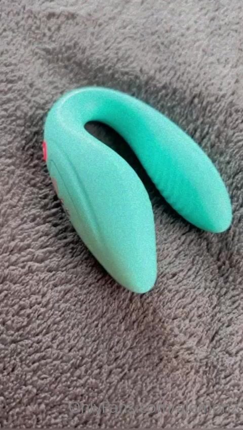 Laalemonz Teasing With a Mint Toy Video
