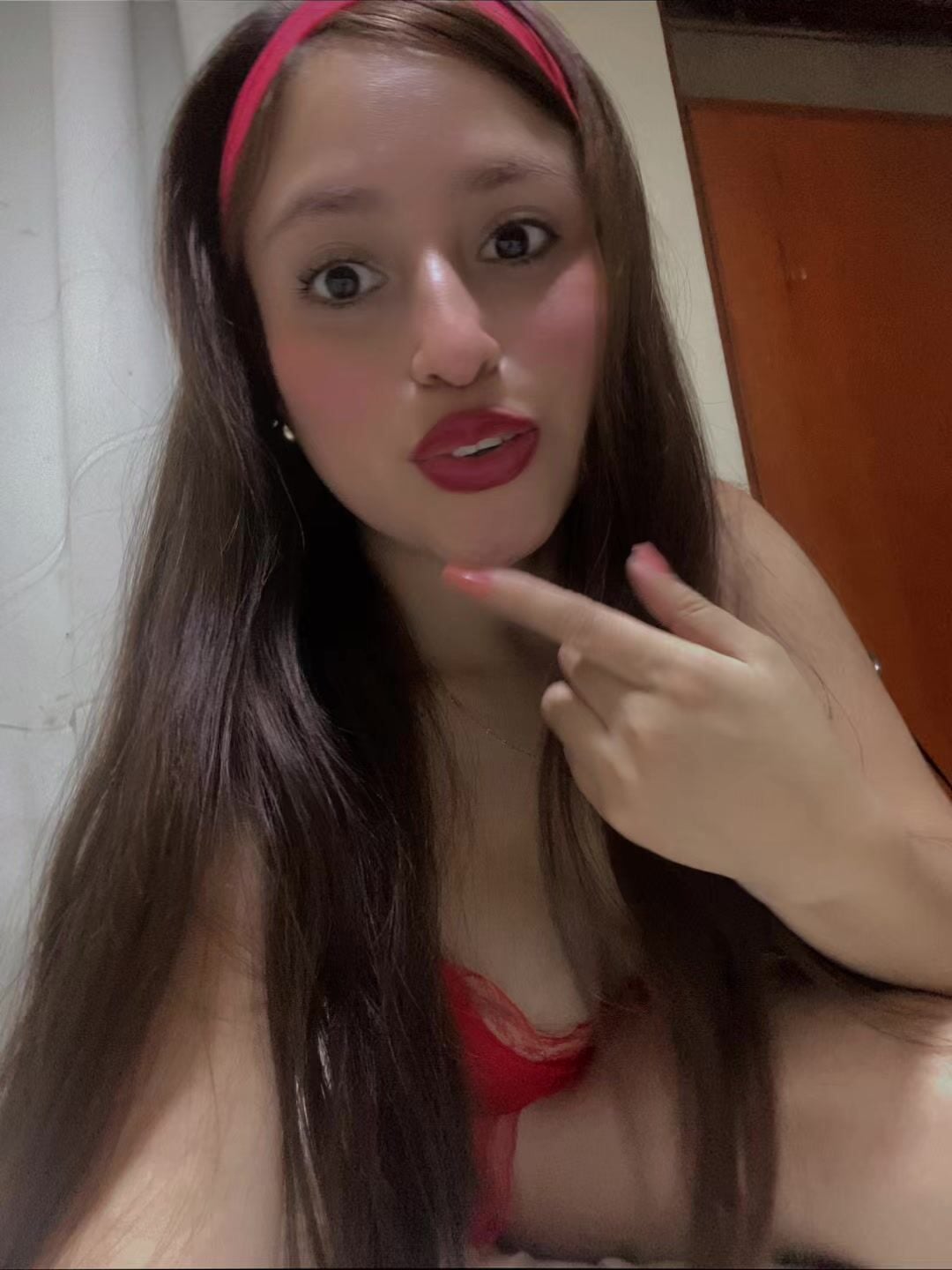 NICOL ALEXANDRA OLIVA PERRITA CON UN BUEN CUERPO