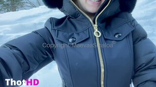 Maevaa Sinaloa - Elle suce et se fait baiser sur les pistes de ski, et prend tout dans la b
