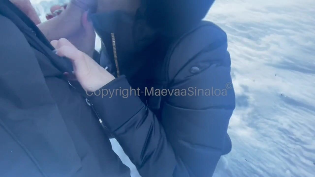 Maevaa Sinaloa - Elle suce et se fait baiser sur les pistes de ski, et prend tout dans la b
