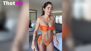 Bru Luccas Teasing en Bikini Naranja NSFW