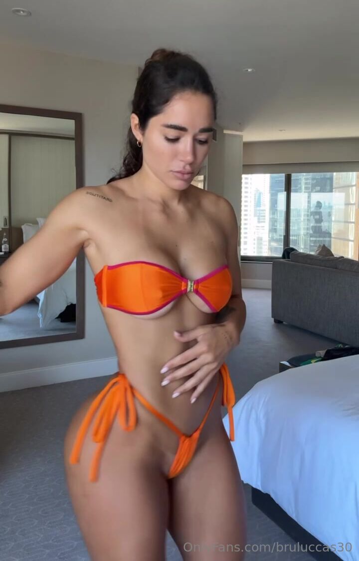 Bru Luccas Teasing en Bikini Naranja NSFW