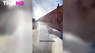 LactatingDaisy Spritzend Draußens Clip