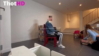 Maevaa Sinaloa Sex auf einem roten Stuhl