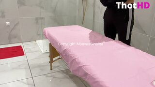 Maevaa Sinaloa Doggystyle auf der Massagebank