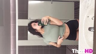 Mati Marroni Pose en el Espejo del Baño Leak