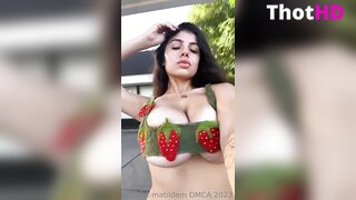 Mati Marroni Erdbeer Top Selfie Leak