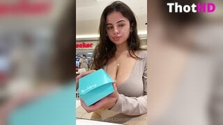 Mati Marroni Comiendo Postre en un Centro Comercial OF