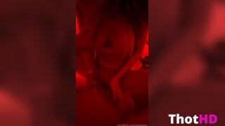 Alarah Riesse Blowjob sous lumière rouge NSFW