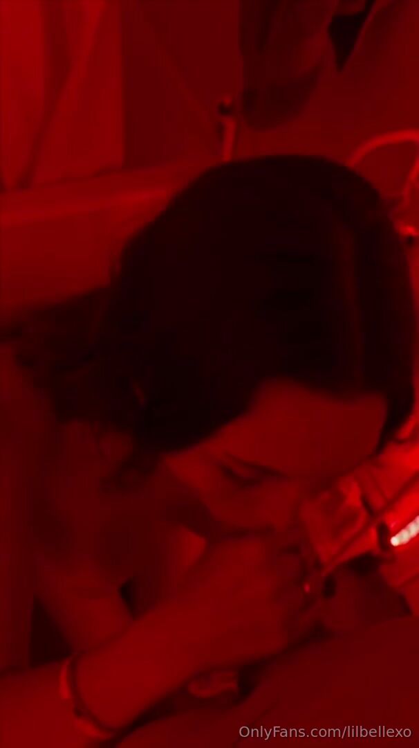 Alarah Riesse Blowjob sous lumière rouge NSFW
