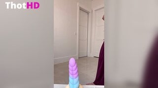 Vega Thompson Hintern-Tease mit Einhorn-Spielzeug Leak