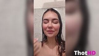 Therealoliviamae Teasing sous la Douche Leak