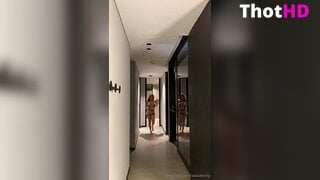 Laura Sahar Korridor Pose Clips