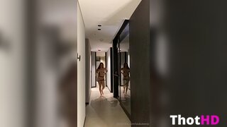 Laura Sahar Pose Clipes no Corredor