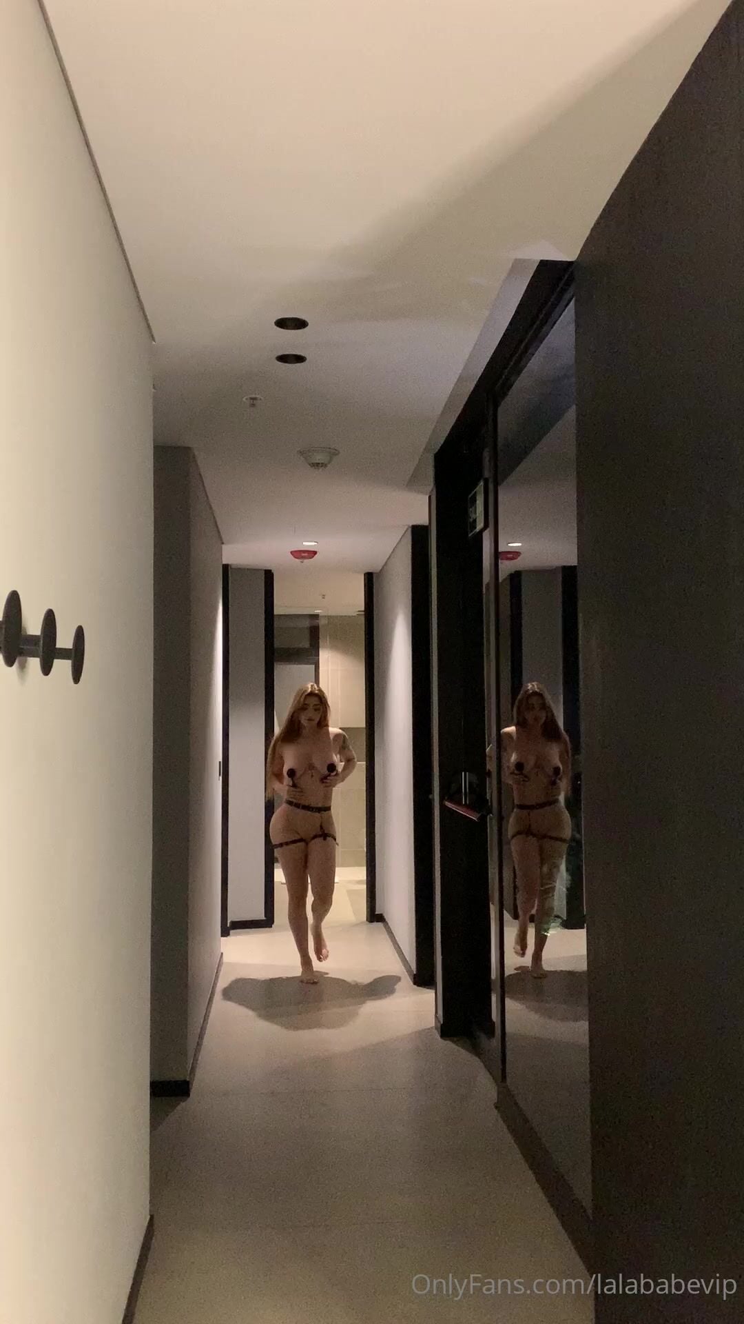 Laura Sahar Pose Clipes no Corredor