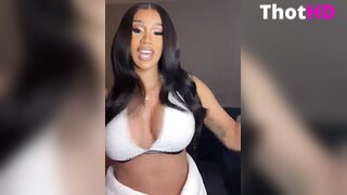 Cardi B provocação com sutiã OF