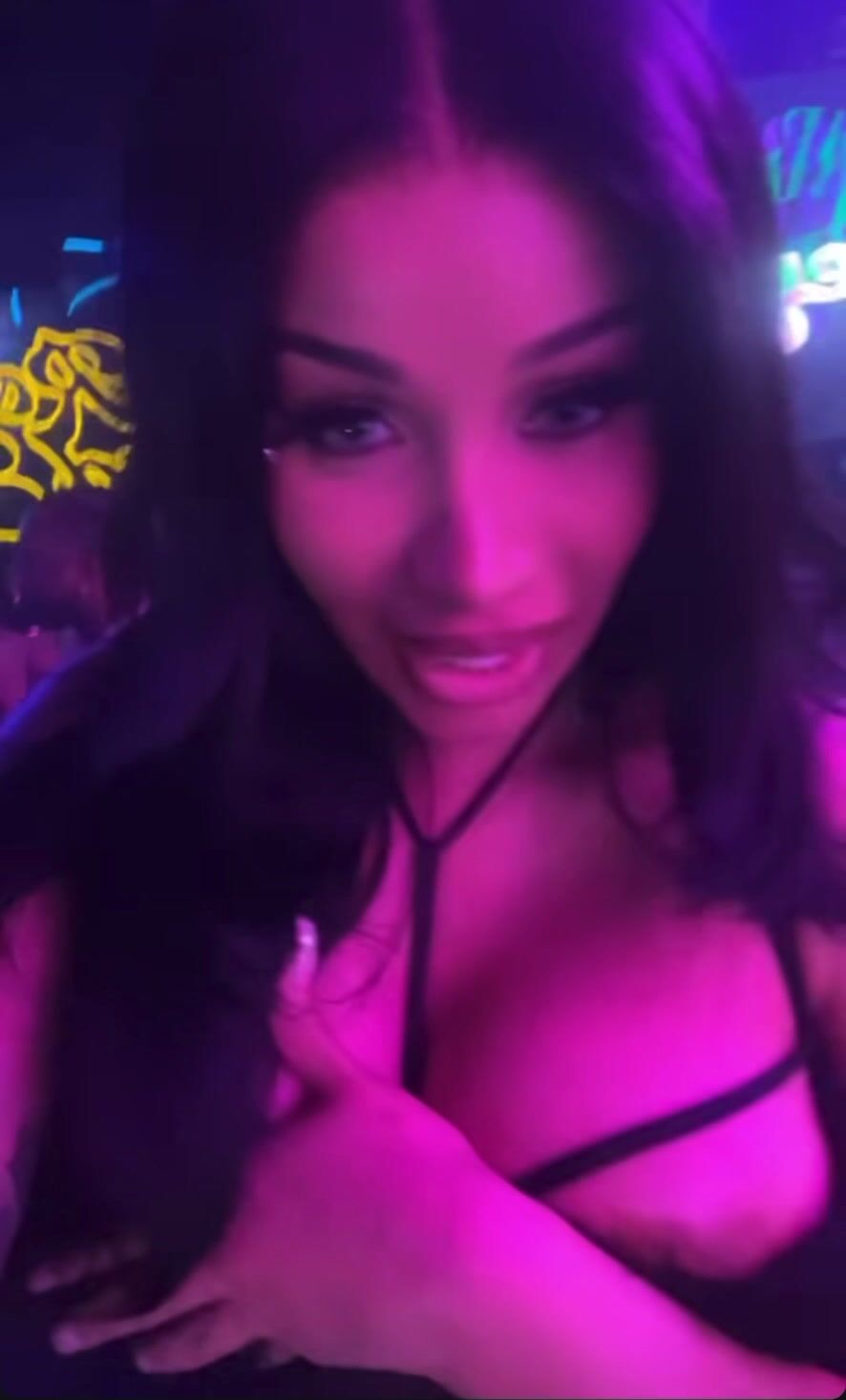 Cardi B Tenta Club Leak