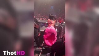 Cardi B Tanzt auf der Bühne OF