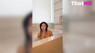 Cardi B Badewanne Pose Leaked
