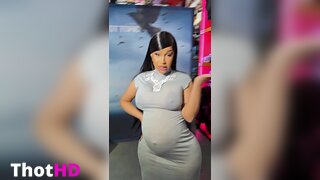 Cardi B Posen für Hot Topic NSFW