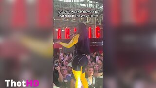 Cardi B no Palco com Body Preto e Amarelo Video