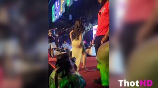 Cardi B Pose auf dem Roten Teppich Clip