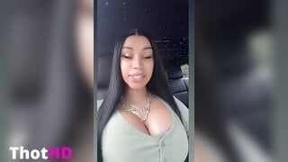 Cardi B em um Carro com Teto de Estrelas XXX