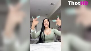 Cardi B Selfie in Maglia Verde XXX