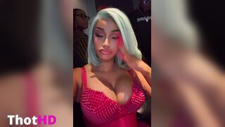 Cardi B Selfie in Club con Maglia Rosa XXX