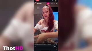 Cardi B isst live im Video
