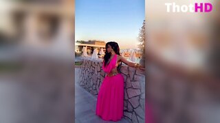 Cardi B en Robe Rose au Couchant OF