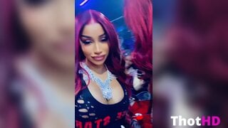 Cardi B Selfie em um Club Noturno OF