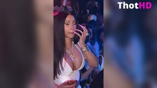 Cardi B im weißen Top im Club NSFW