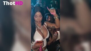 Cardi B im weißen Top im Club NSFW