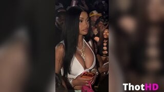 Cardi B im weißen Top im Club NSFW