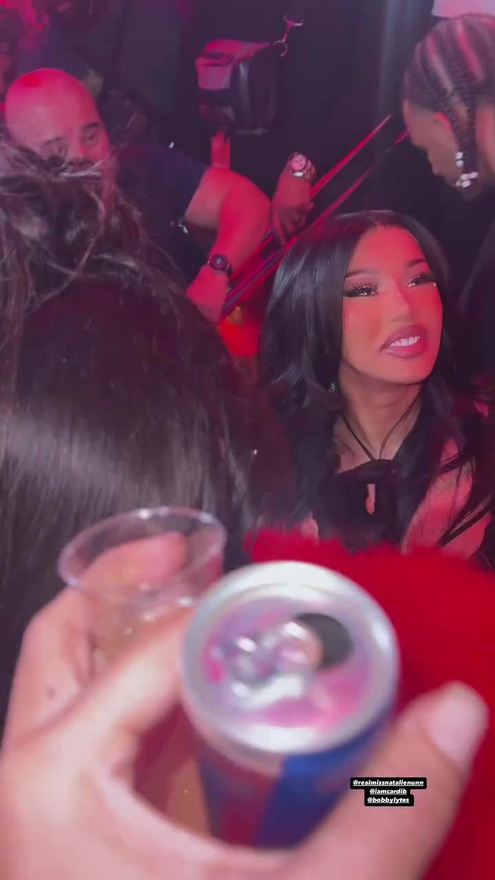 Cardi B Noche de Club con Amigos OF