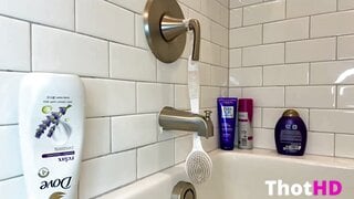 Gianna Silvestri Krinock spreads her loose pussy lips after her bath