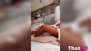 Scarlet Vas Schlafzimmer Pose OF