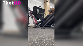 Wbery im Fitnessstudio Video