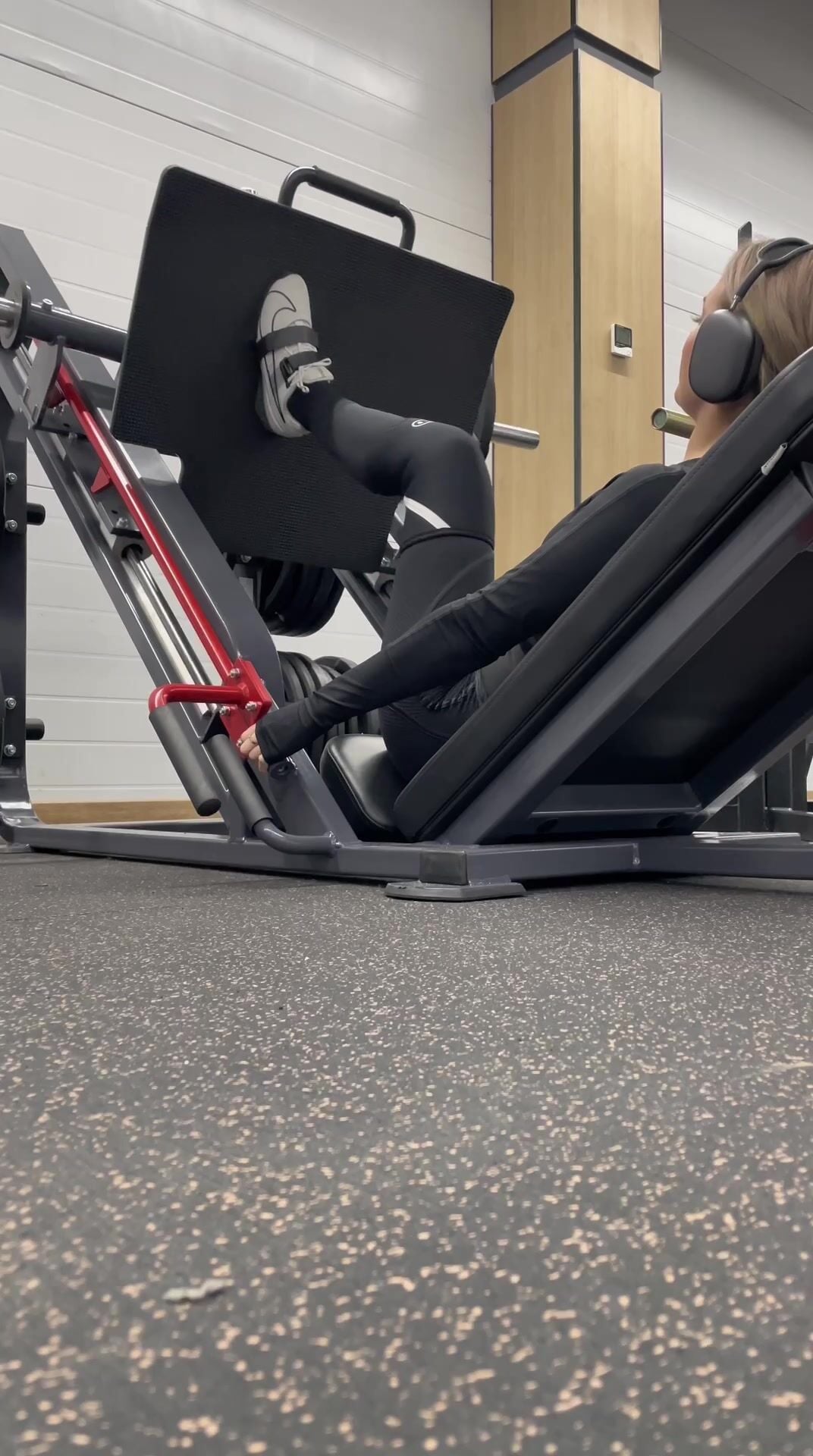 Wbery im Fitnessstudio Video