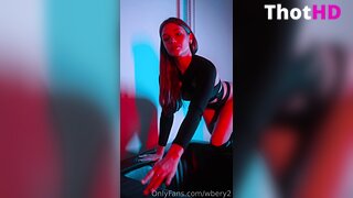 Wbery Tease im schwarzen Bodysuit-Clip