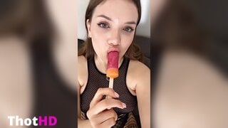 Wbery Video beim Lecken eines Popsicles