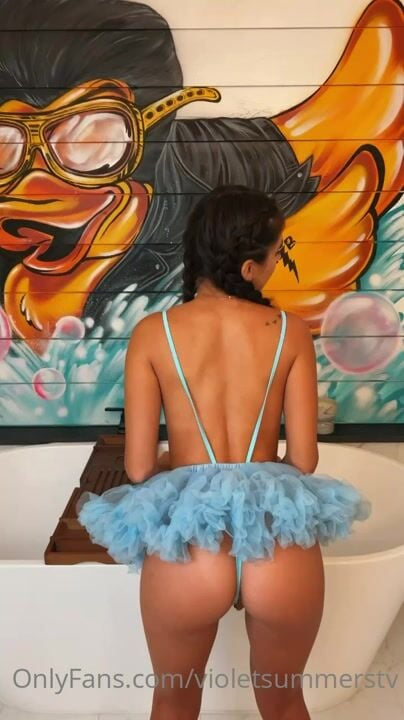 Violet Summers Sexe Anal dans la Salle de Bain