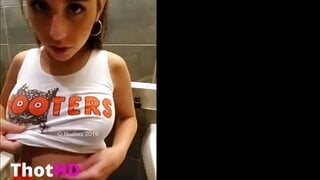 Violet Summers Mamada en Camisa de Hooters Leak
