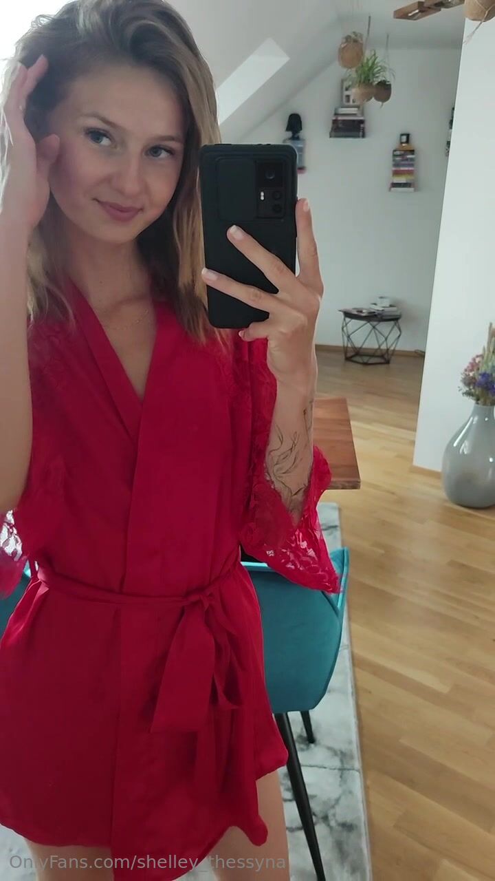 Itsmethessy Selfie Miroir en Robe de Dentelle Rouge OF